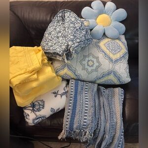 Martha Stewart Jaime medallion Blue/Yellow F/Q bedding + extras dorm ready